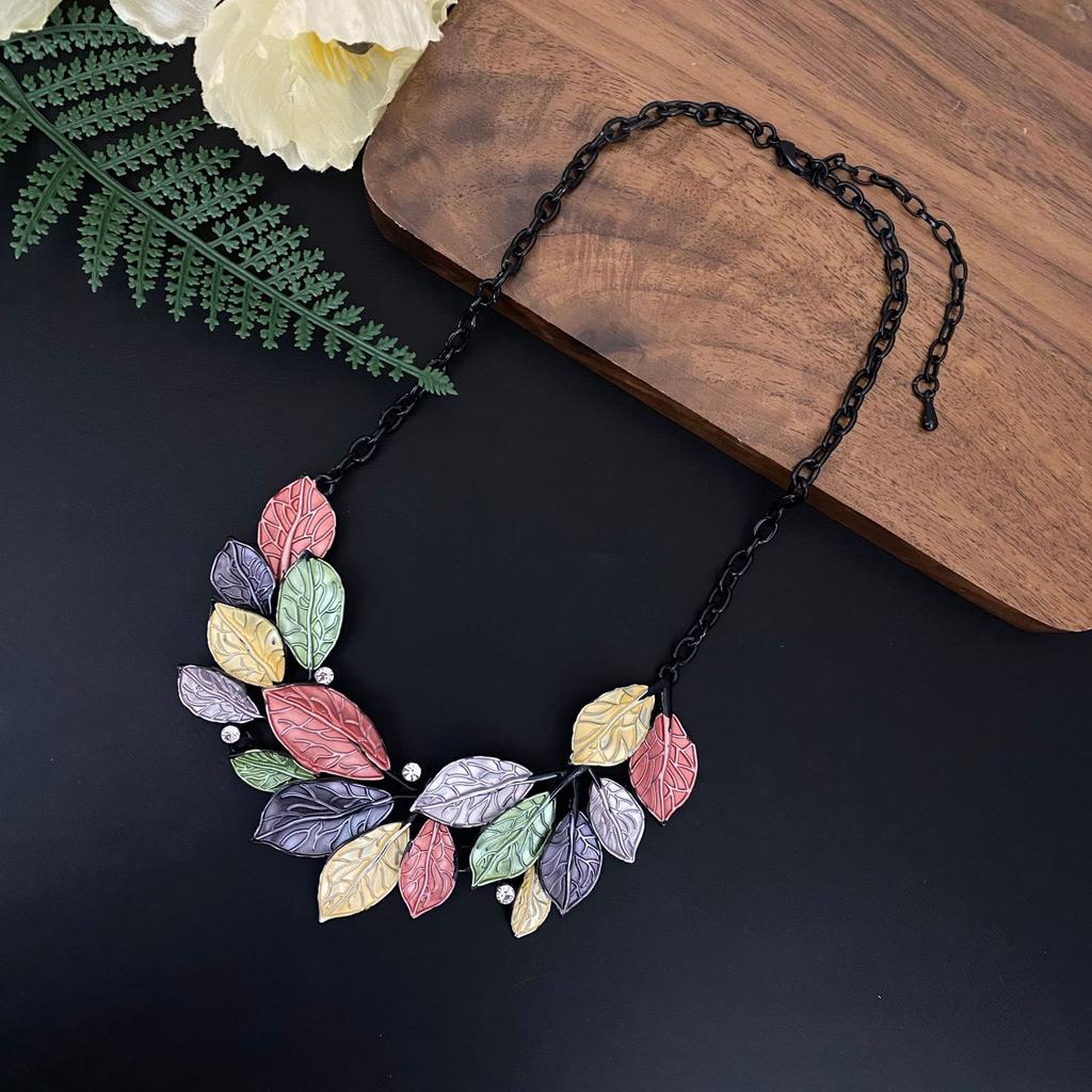 Neue farbige Blatt-Spleißlegierung geschwärzte Halskette, modische farbig bemalte Ölblatt-Damenhalskette