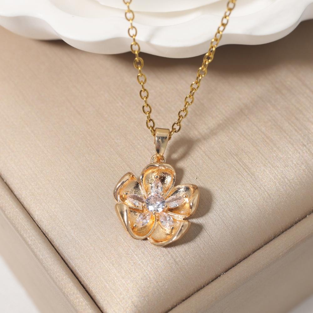 Flower Shaped Pendant Necklace for Women Golden Stainless Steel Clavicle Chain Wedding Party Daily Wear Jewelry Accessories