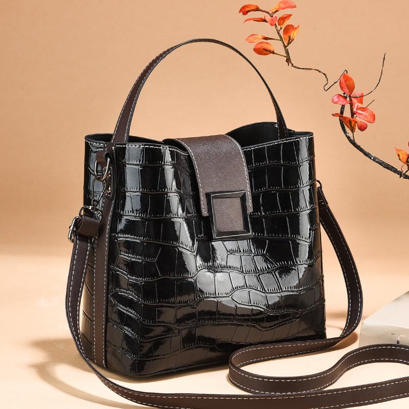 Chic And Trendy Crocodile Print Shoulder Bag With Zipper Closure For Women чёрный