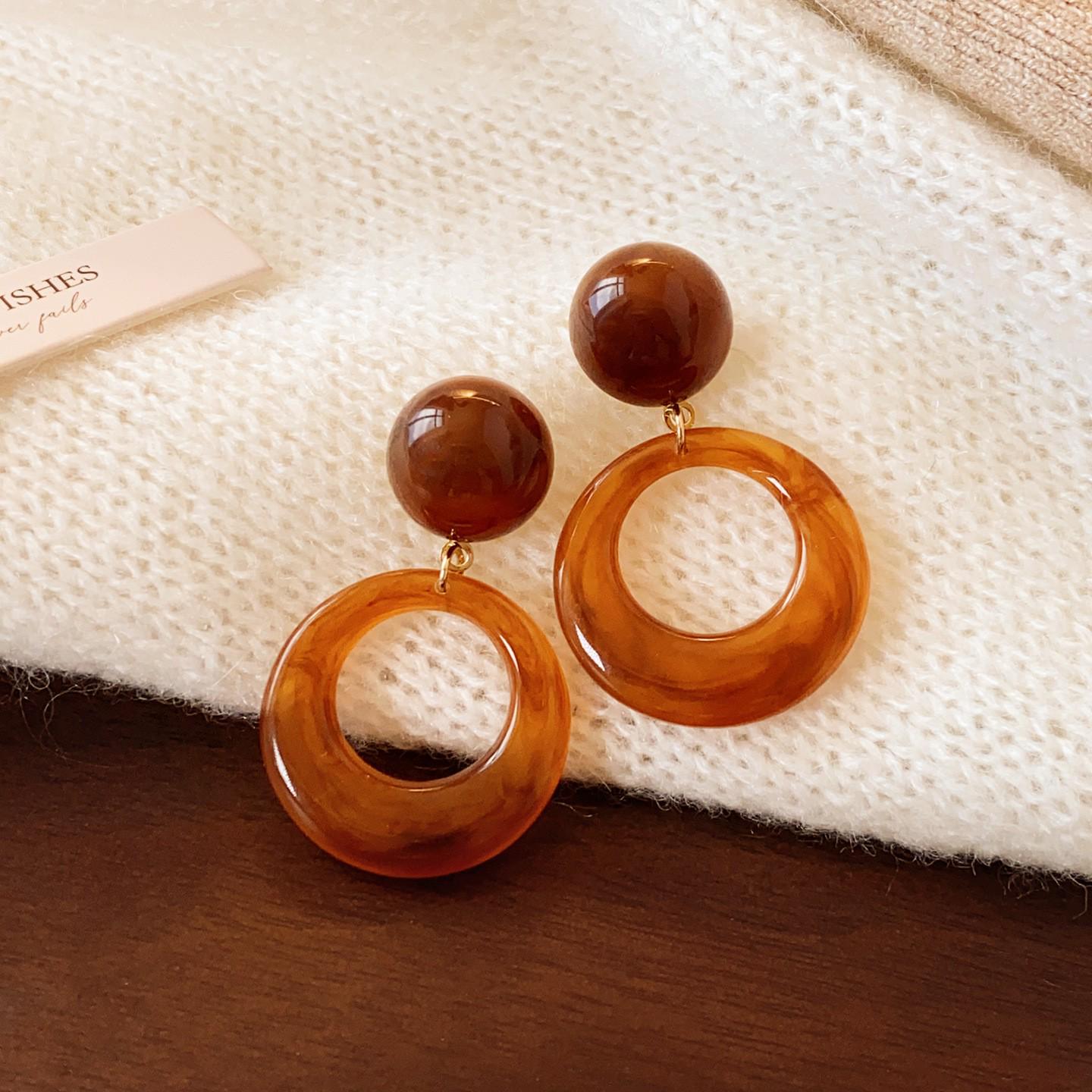 

Серьги-пусеты Maillard Silver Needle: Геометрические неровные серьги-пусеты из смолы для женщин