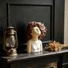 Braunhaariges lockiges Mädchen Header Figur Harzkopf Büste Skulptur für Schlafzimmer Wohnzimmer Heimbüro Schreibtisch Regal Dekoration