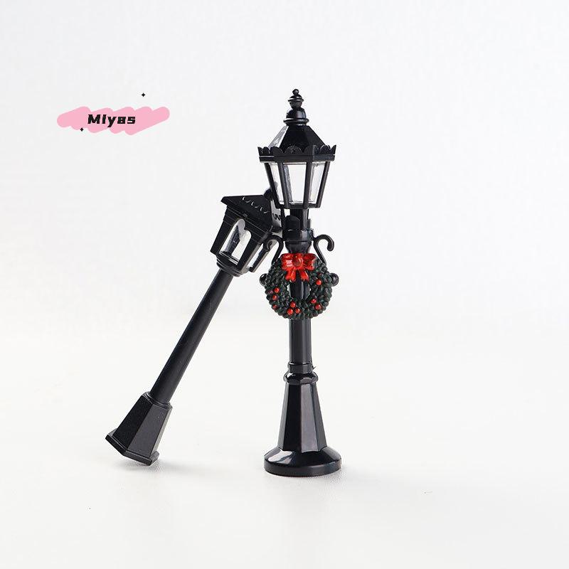2Pcs Miniature Dollhouse Street Light Model with Christmas Wreath Simulation Street Lamp for Micro Landscape Decor Kid's Toy