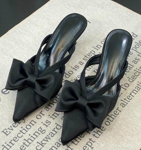 

Модные крутые шлепанцы для женского лета 2025 года, новые французские остроносые с бантом и вырезами, на высоком каблуке, женские шлепанцы с полузакрытым носком 35 чёрный