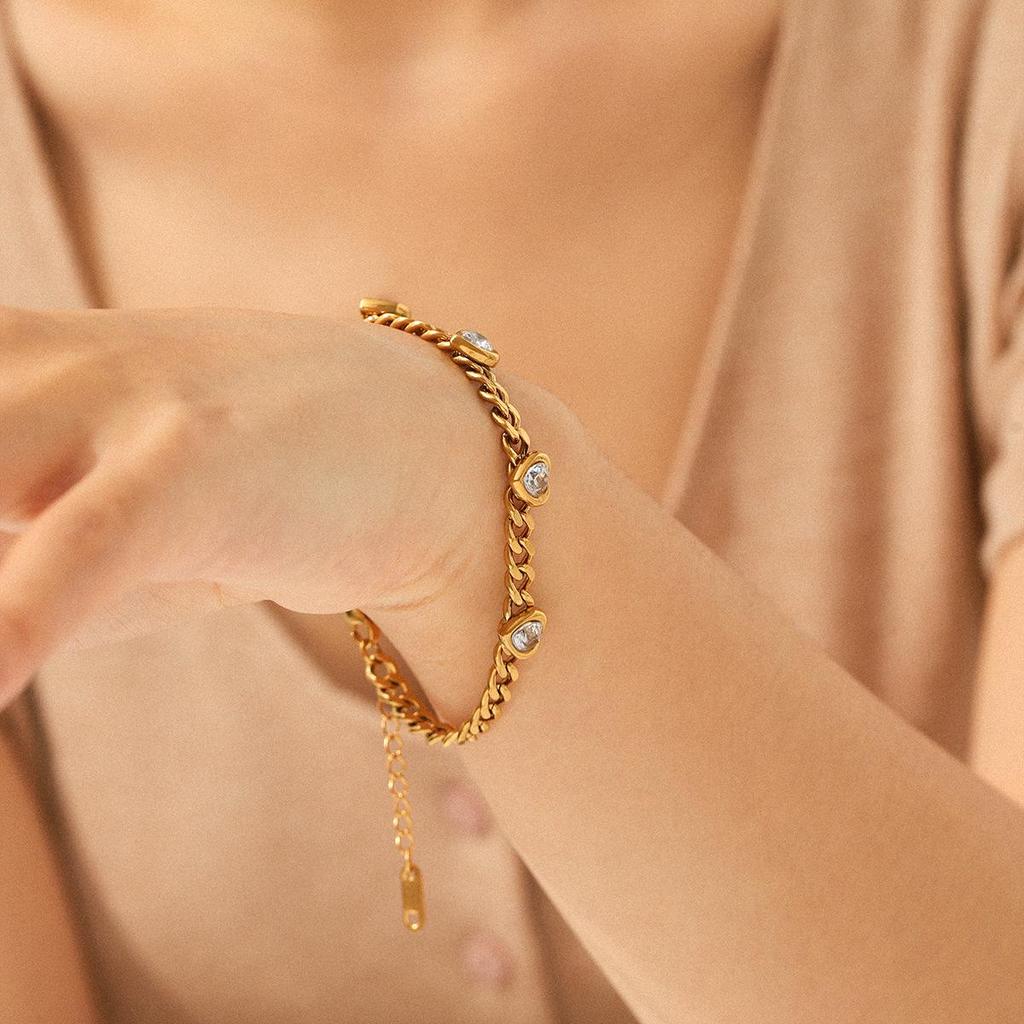 Luxurious Diamond Heart Bracelet - 18k Gold-Plated Stainless Steel with Zircon Encrusted Titanium.