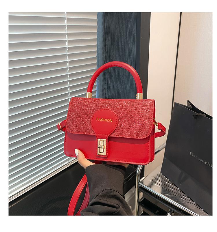 

Niche lock portable small square bag women s bag 2025 summer new light luxury foreign shoulder bag commuter messenger bag красный