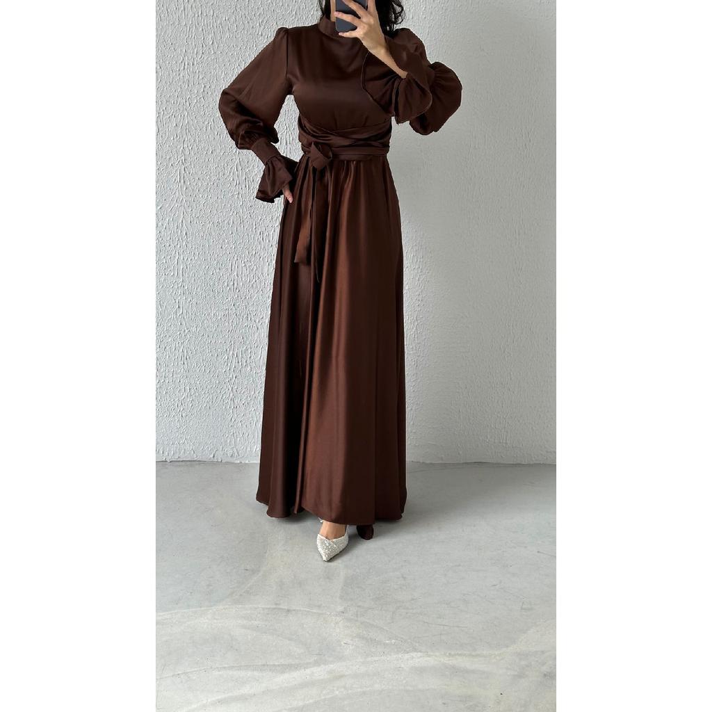 Saténový hidžáb večerní šaty s jemným rukávem v červené barvě