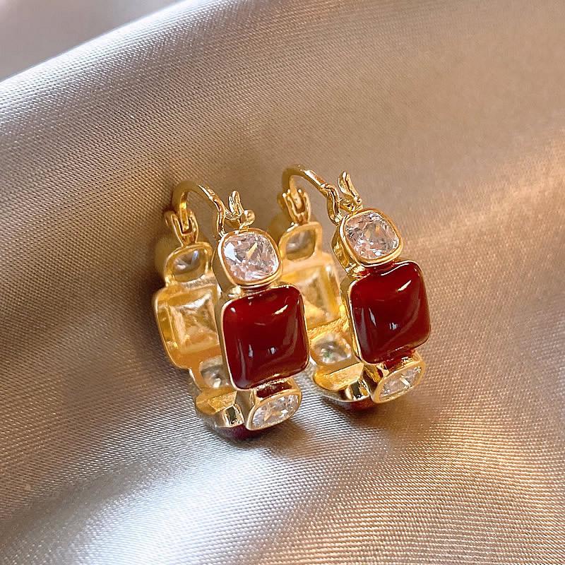 Elegant Pearl Stud Earrings: Simple, High-End Design for Autumn/Winter 2024