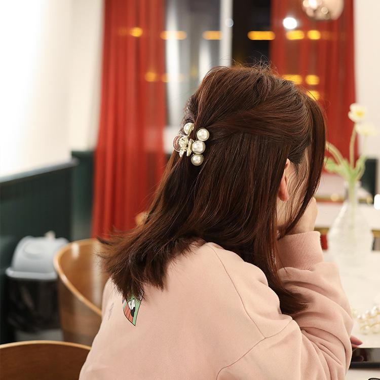 Korean Celebrity Pearl Hairpin: Elegant Shark Clip for Women