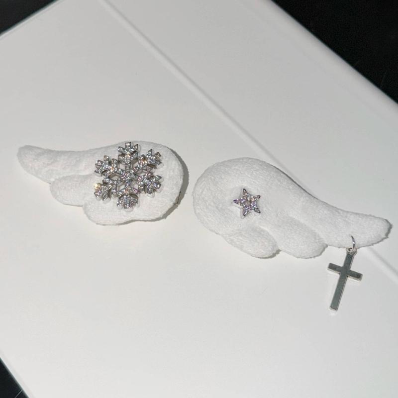 1 Pair Snowflake Wing Crucifix Hair Clip Soft Plush Gothic Style Hair Accessory Barrette For Women And Girls