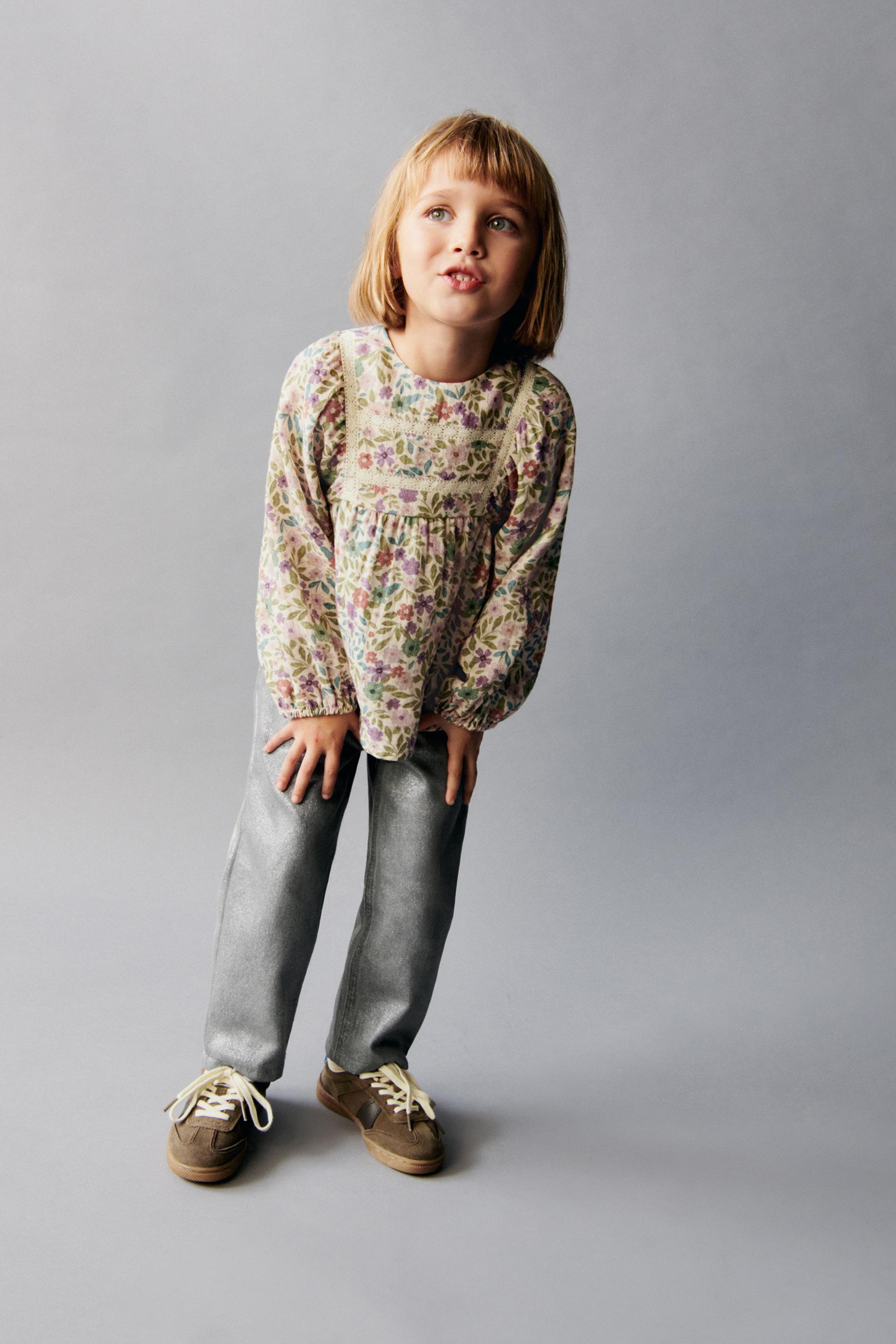 

ЦВЕТОЧНАЯ БЛУЗКА С КРУЖЕВНОЙ ОТДЕЛКОЙ