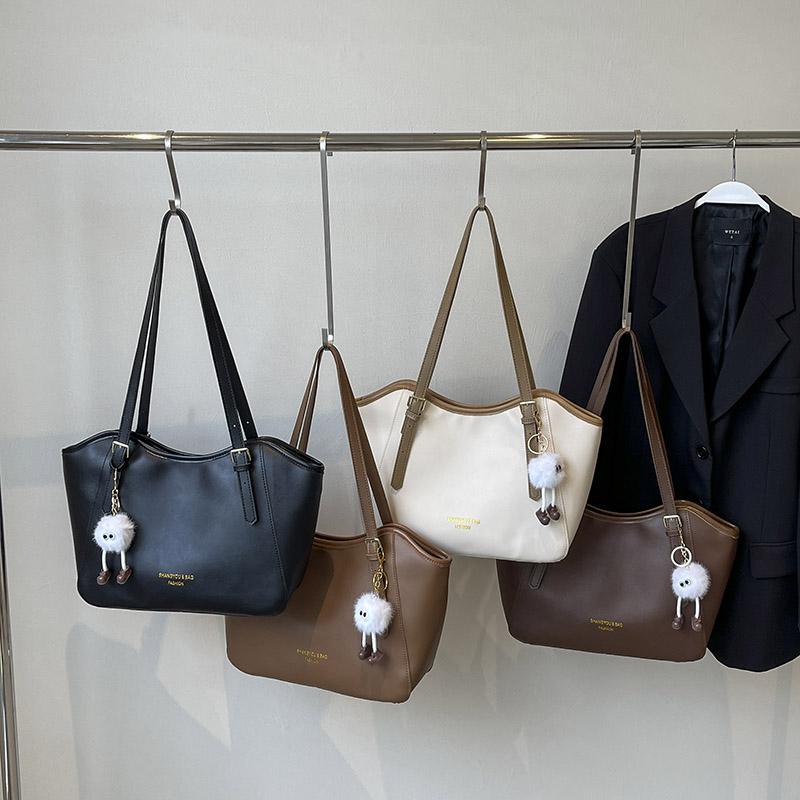 Retro Simple Large Capacity Feminine Shoulder Bag  Versatile Bag for Work and Commuting  Monochromatic Bag