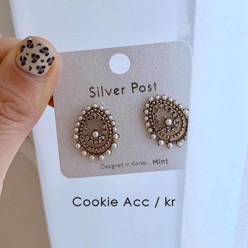 

Cookie Korean temperament court niche retro Hong Kong style premium French pearl earrings stud earrings