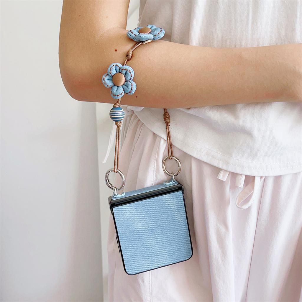 Etui na Samsung Galaxy Z Flip7 5G z teksturowanej tkaniny dżinsowej, pokrywa telefonu z TPU+PC z kwiatowym paskiem