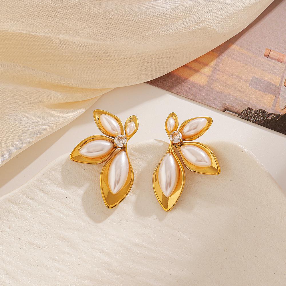Ying Tai Europäischer/Amerikanischer Ins-Stil Hochglanz 18 Karat Gold Nicht verblassender Edelstahl & Titan Ohrstecker mit Faux-Perlen-Blütenblatt-Design