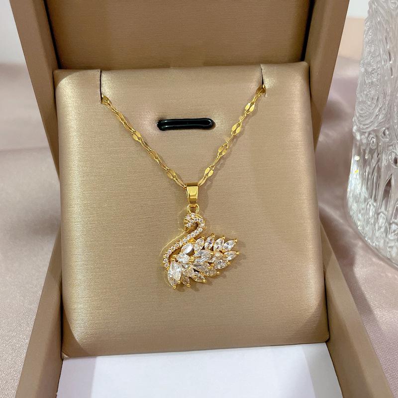 **Lively Women's Necklace: Titanium Steel & Gold-Plated Copper Clavicle Chain**