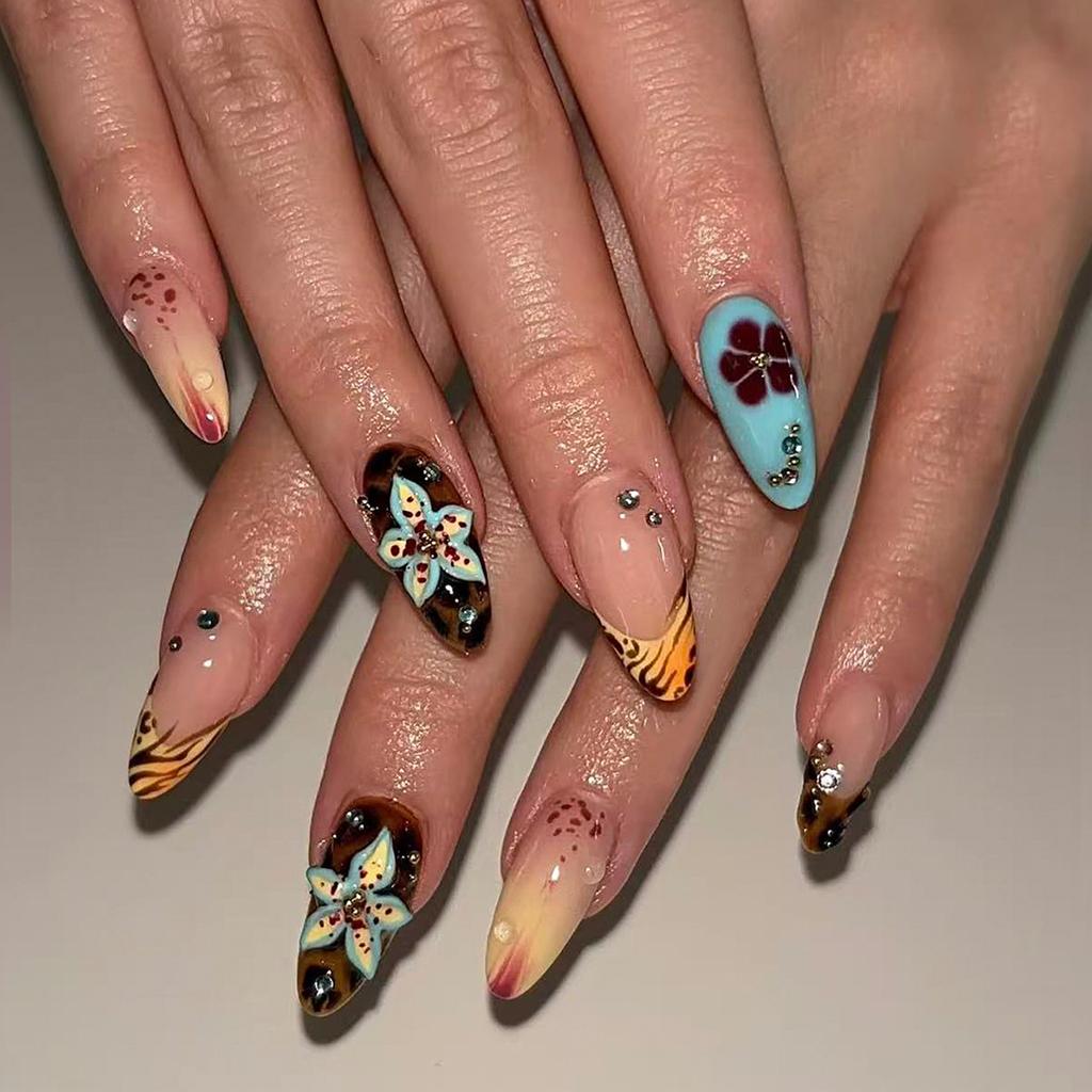 Frische und süße mandelförmige französische Leopardenmuster-Blütenblatt-Ins-Press-On-Nägel, 24 Stück künstliche Nägel