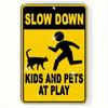 Señal Metálica Vintage de Reducir Velocidad, Advertencia de Seguridad Niños y Mascotas Jugando, Decoración Amarilla Negra para Parque Infantil