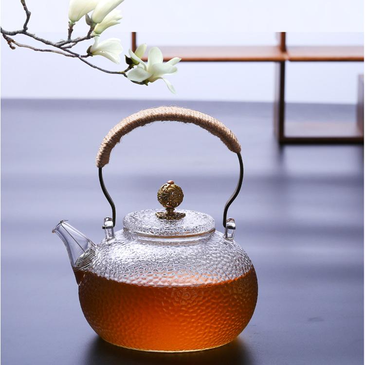 

Бытовой чайник из прозрачного стекла с высоким содержанием боросиликата, медной ручкой и подъемной дужкой. Чайник можно нагревать непосредственно на электрокерамической плите для кипячения воды. 700ml