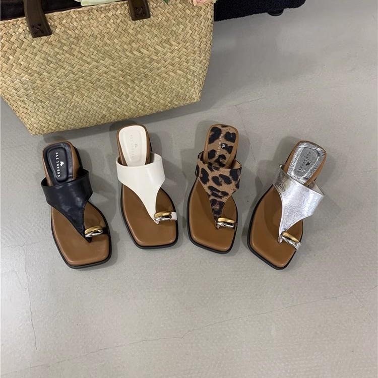 Wedge Heel Metal Set Toe Slippers Women's Summer Wear 2025 New Vacation Beach Shoes Korean Version Popular Leopard Print Cool Slippers