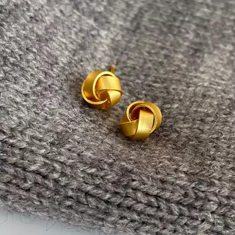 Light Luxury Senior Sense of Simplicity Winding Earrings Retro Compact Matte Gold Exquisite Unique Niche Vintage Ladies Accessories Elegant Jewelry