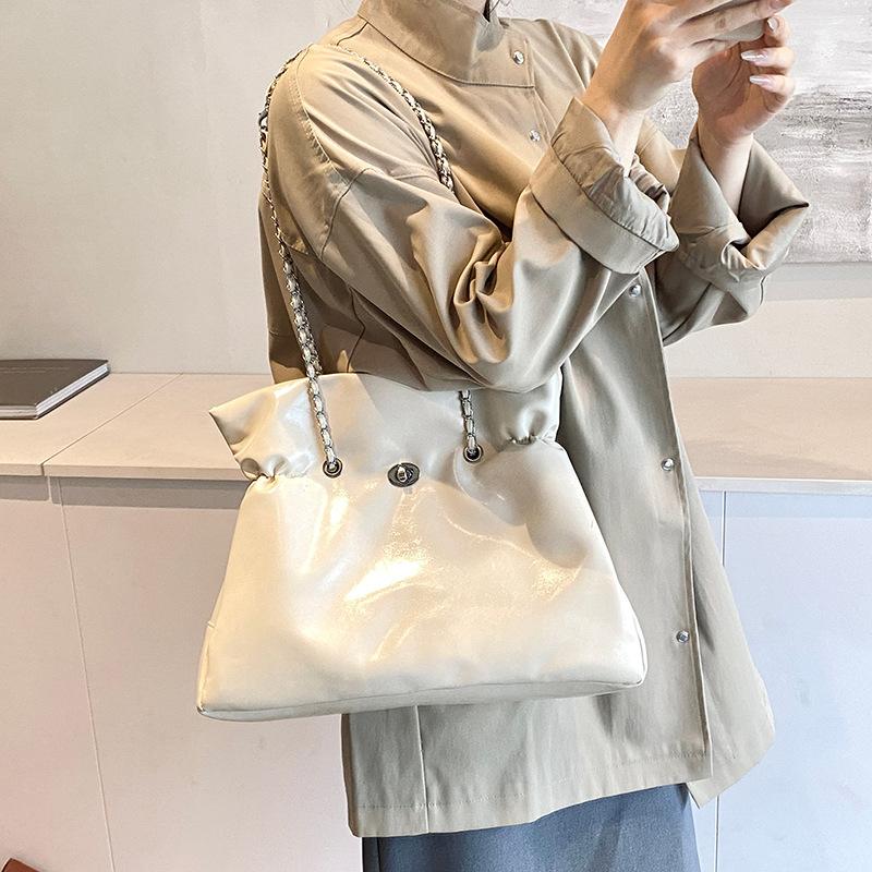 

2025 autumn and winter new retro women s bag large capacity oil wax leather chain lock underarm bag commuter shoulder bag 36*10*30 білий