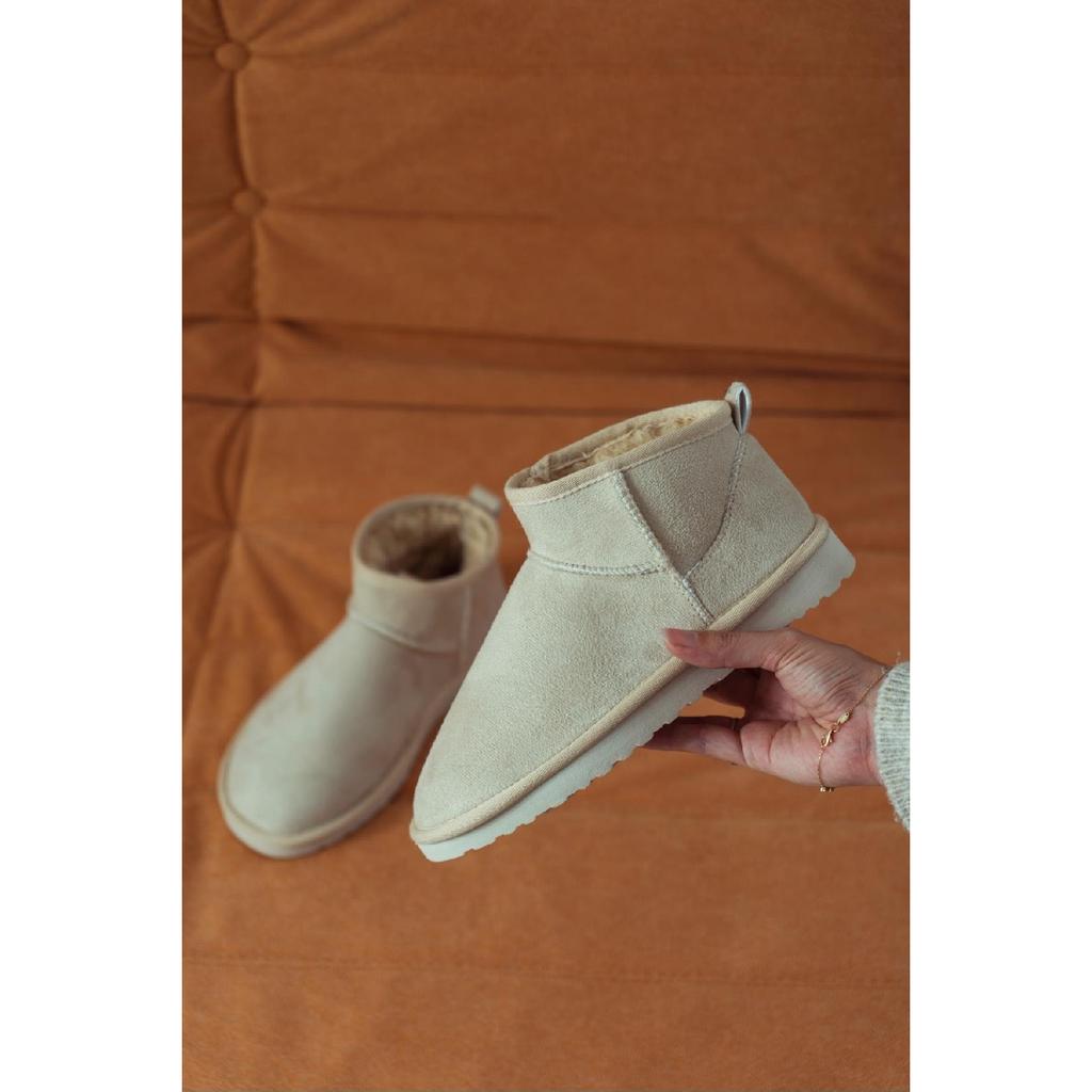 Mini-Stiefeletten aus hellbraunem Wildleder mit pelziger Innenseite und flacher Sohle für Damen