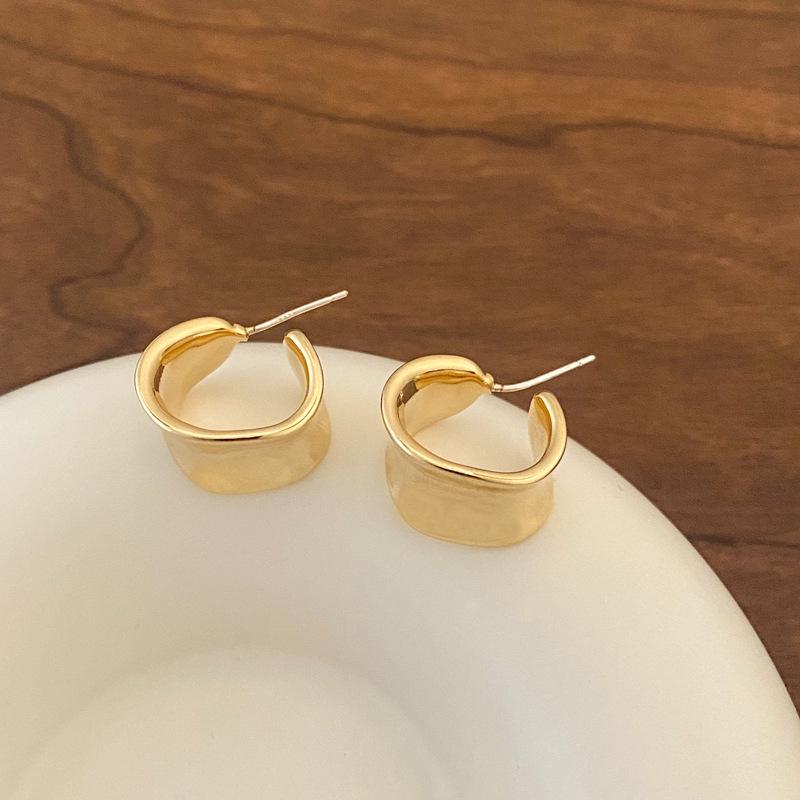 

Мацумото Эна C-образный широкий кафф для уха: Японский глянцевый неровный высококлассный металлический круг, медь с золотым покрытием