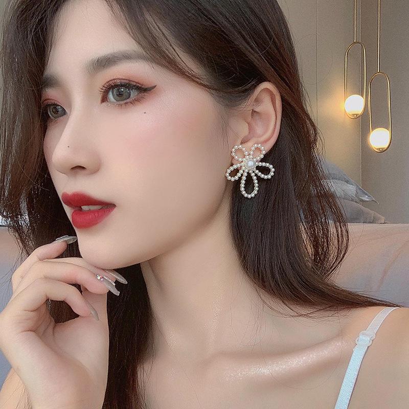 Boucles d'oreilles tendance haut de gamme en argent, cristal et perle 2023: Déclaration Exquise, Luxe Léger pour Femmes