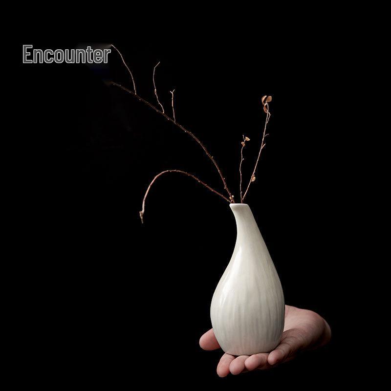 Chinese Retro Ceramic Small Vase - Stylish Decorative Vase for Dry or Hydroponic Flowers