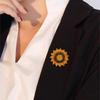 Broche Tournesol Incrustée de Diamants: Épingle de corsage gagnante de championnat pour des accessoires de costume élégants