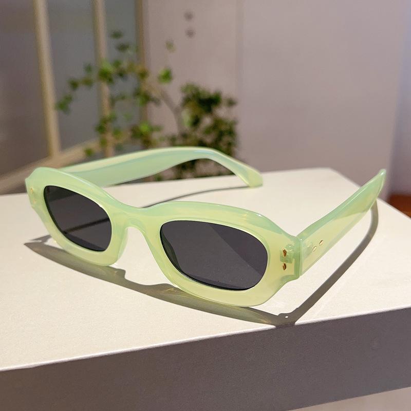 Luxury Brand Designer Small Frame Sunglasses Women Vintage Fashion Sun Glasses For Men Trendy Punk Rivet Hip Hop Shades Uv400
