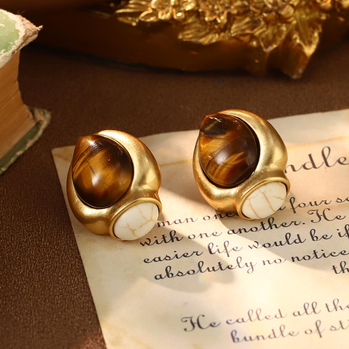 Turquoise earrings autumn and winter vintage high-end stud earrings French court temperament geometric color preservation earrings