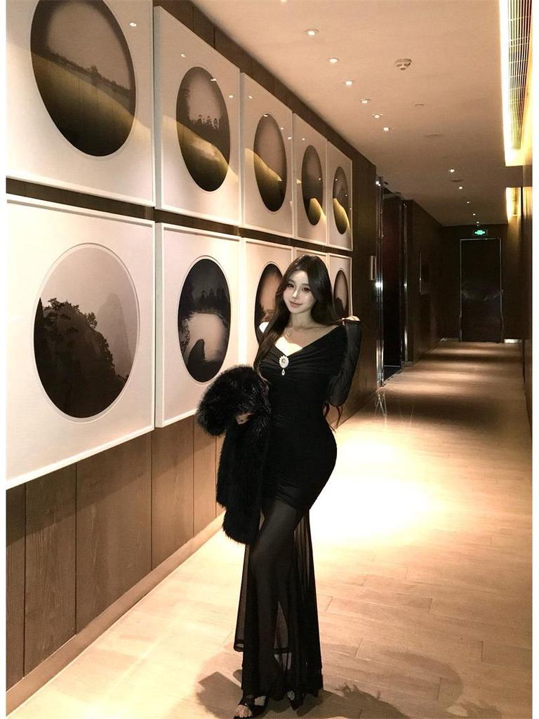 Elegant Mature Women's One-Shoulder Mesh Long-Sleeve Slim Fit Formal Dress 2026