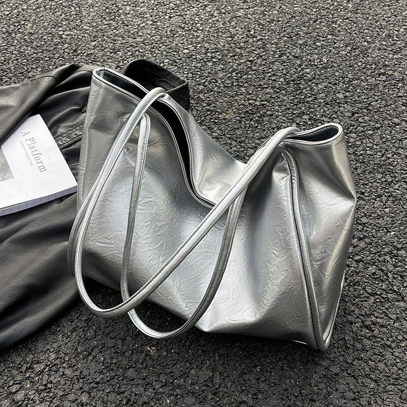 Large-capacity Bag Women's Bag, New Silver Shoulder Bag, College Student Commuter Tote Bag, White and Black Traditional Practice