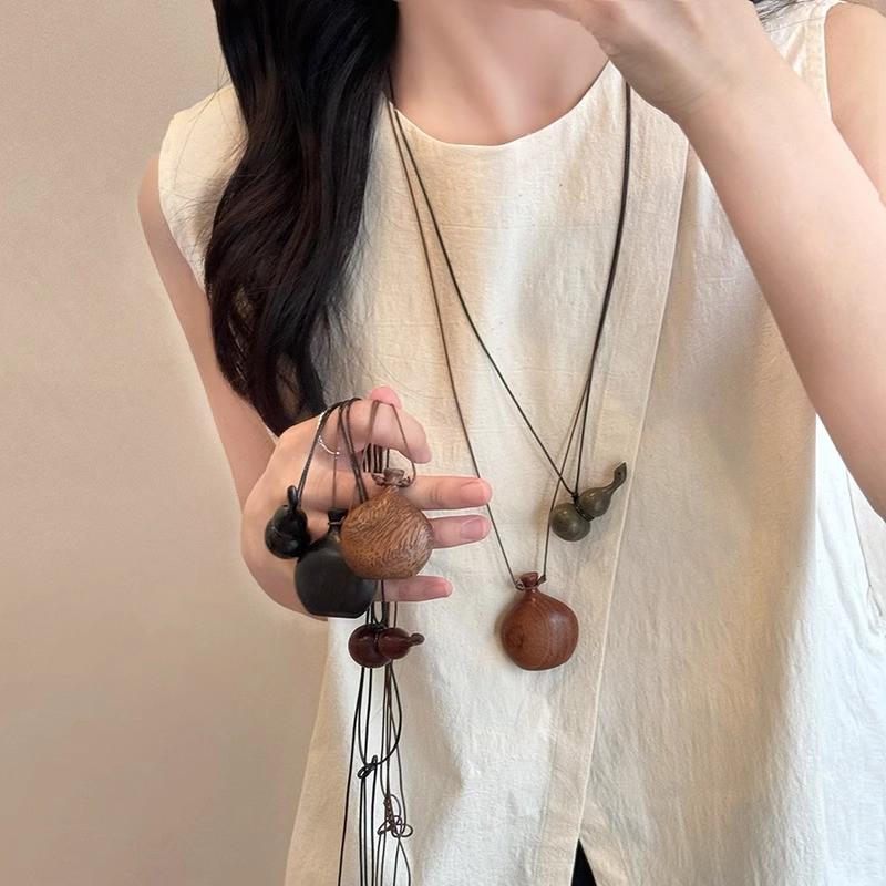 Retro Wooden Hip Flask Necklace: Versatile Choker & Sweater Chain Accessory for Women