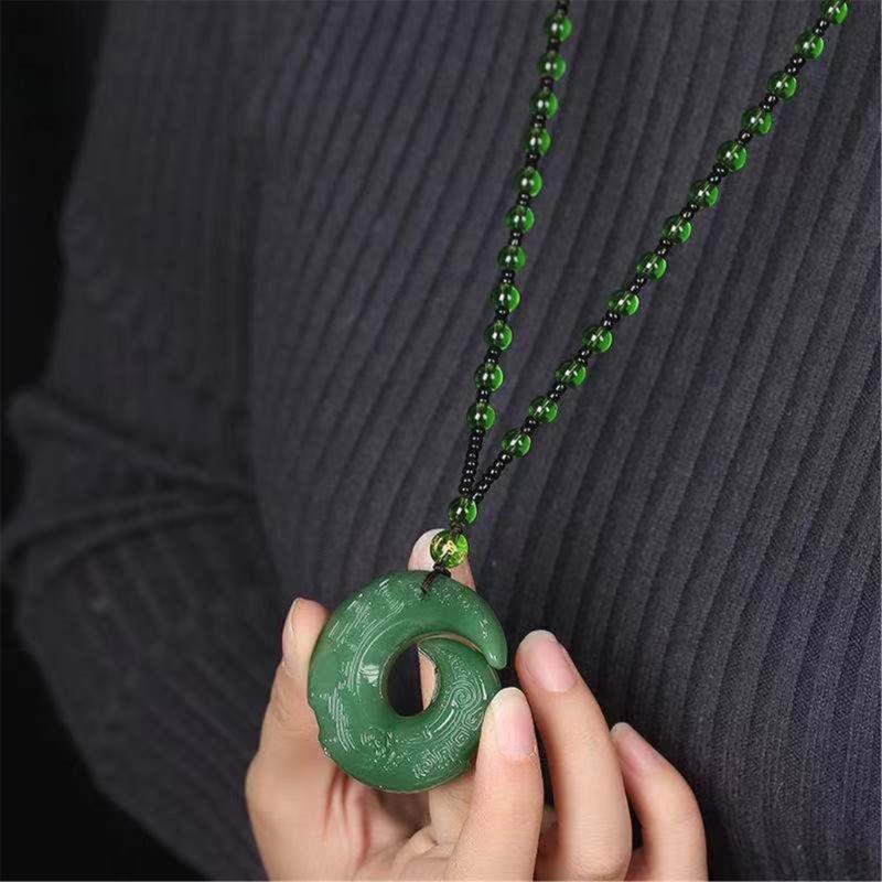 Delicata collana con ciondolo in ossidiana, gioiello da collo alla moda, girocollo, ornamento per l'uso quotidiano, appuntamenti e feste.