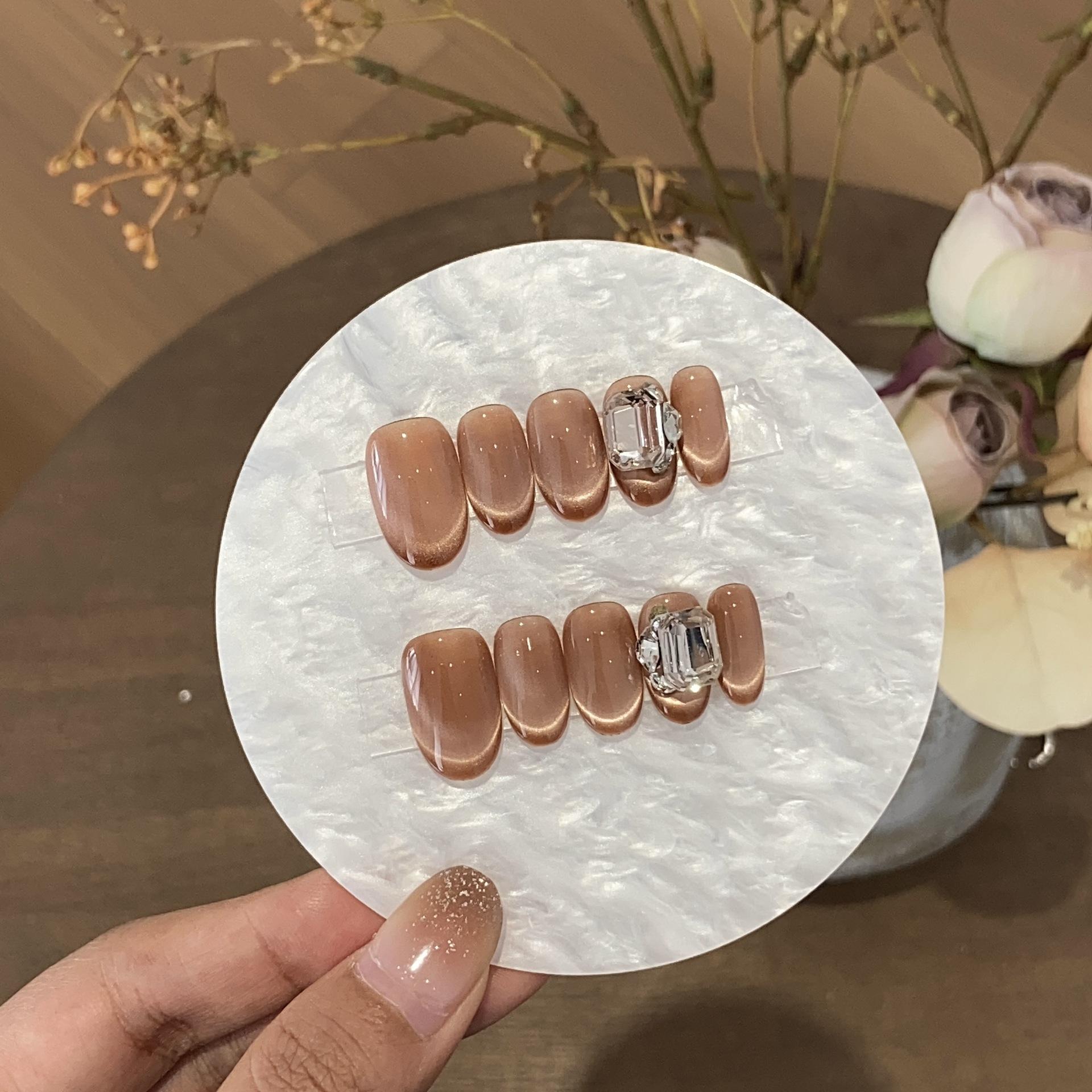 

Ретро повседневная универсальная улыбка Французские кошачьи глаза, украшенные квадратными бриллиантами Ретро позолоченные изделия L