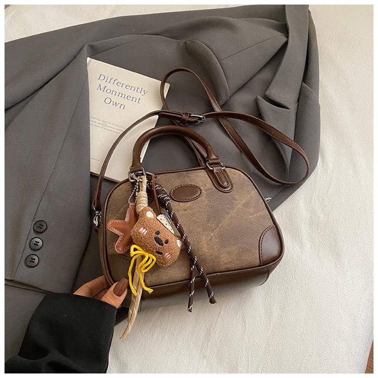 2025 autumn new single shoulder messenger bag small square bag simple portable high value retro women's niche fashion hand bag