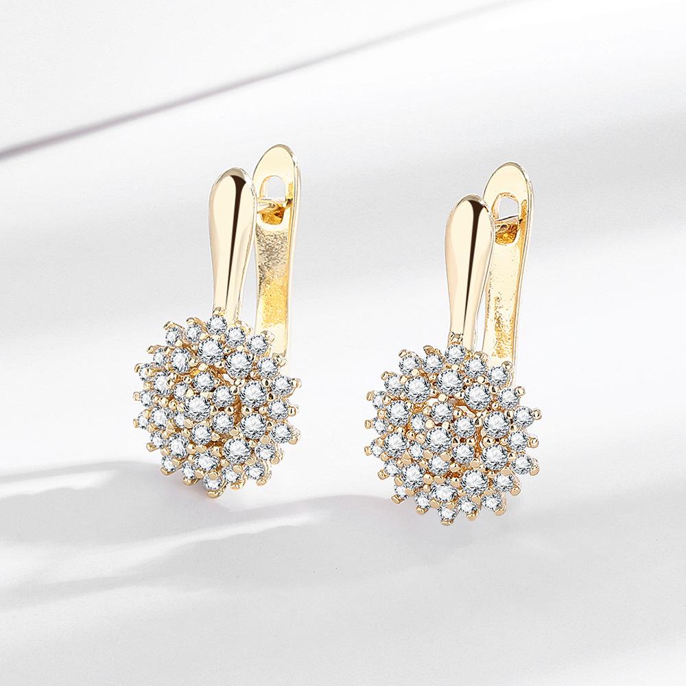 

2026 European and American Fashion Flower Full Diamond Ear Buckle Femininity Zircon Earrings Personalized Style Versatile French Trend Earrings