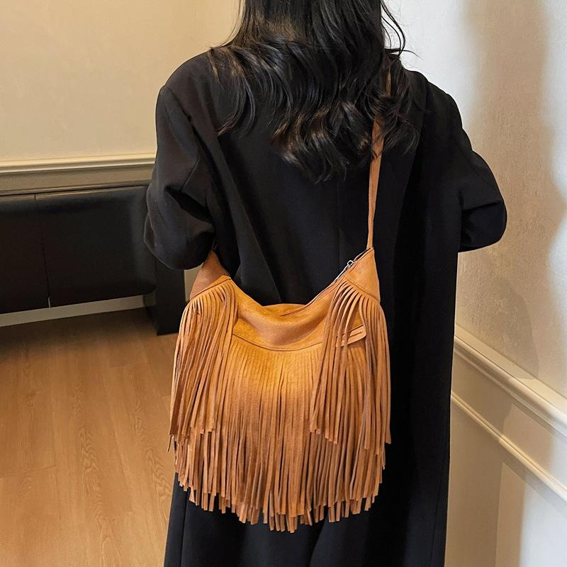 Niche design bag women's autumn 2025 new fashion matte shoulder messenger bag high-end fringed bucket bag