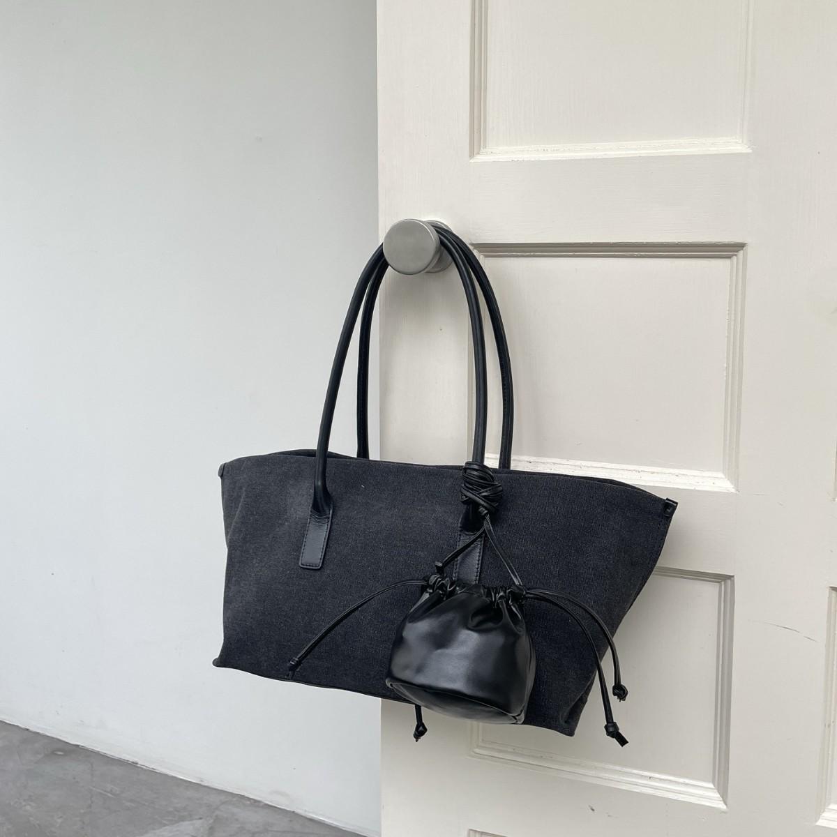 

2025 Korean niche design leather cowhide tote bag large-capacity women s bag new trendy child and mother bag shoulder bag bag 35*14*19.5cm чорний колір сірий