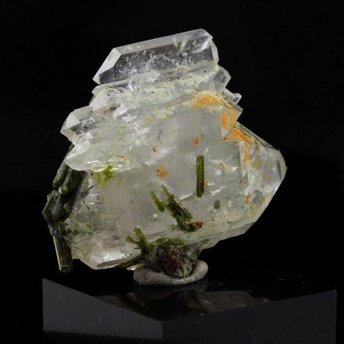 Pierres et Minéraux. Epidote + Quartz. 40.5 ct. Cornillon, Bourg d'Oisans, France..