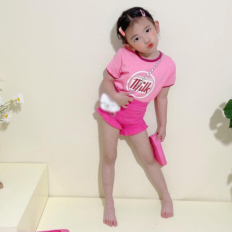 

Летний топ для маленьких девочек с круглым вырезом и короткими рукавами, молочный топ с буквенным принтом + шорты с оборками, милый купальный костюм 13