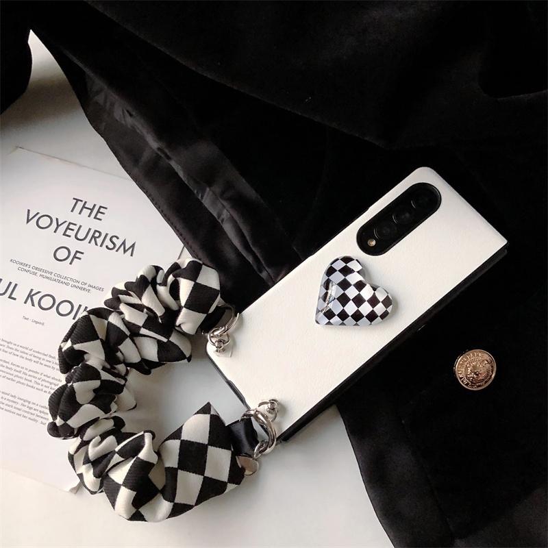 

Чехол для телефона из искусственной кожи с рисунком шахматной доски в стиле ретро, ​​кристально чистое сердце, чехол для телефона Samsung Galaxy Z Fold 3, 2, 5 г, с тканевым браслетом