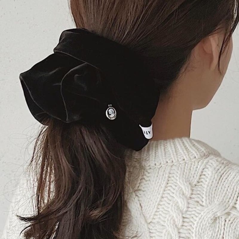 Oar Drop Wide Velvet Cameo Scrunchie [Black]