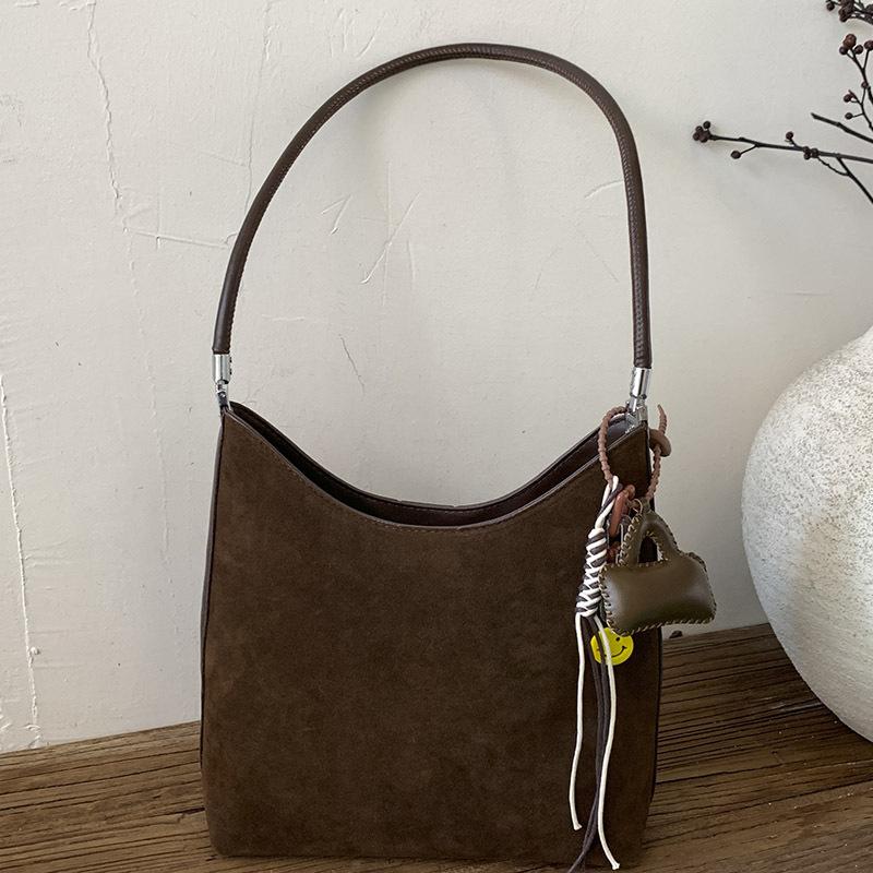 Retro, Fashionable and Casual Tote Bag, A Stylish and Trendy Large-capacity Commuter Single-shoulder Bag for Autumn