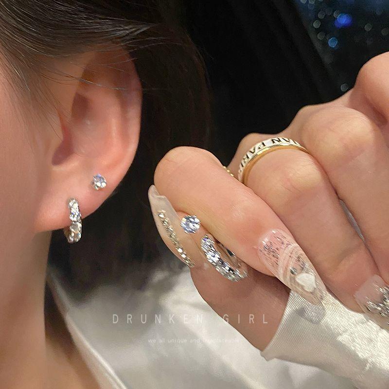 

Нишевый стиль Женский двойной пирсинг уха Модный Самый продаваемый Серебряная игла Zircon circle four-piece set