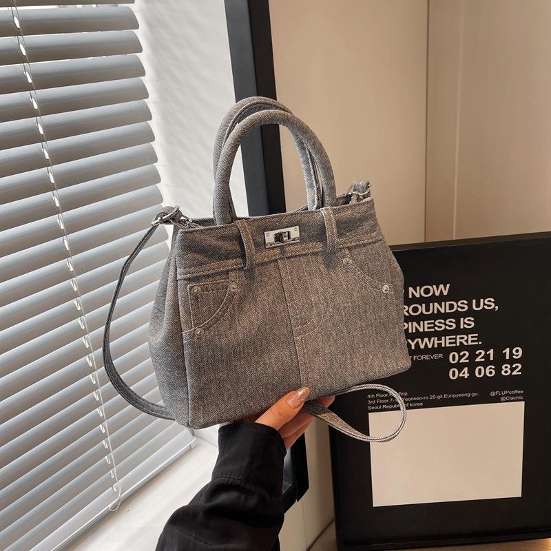 

Персонализированный нишевый дизайн портативная наплечная сумка маленькая квадратная сумка женская 2025 новая модная простая наплечная сумка-мессенджер женская сумка average size