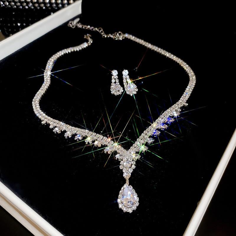 Sada čtvercových náušnic s kamínky a náhrdelníku: Elegantní, Luxusní a Všestranný Choker Šperk