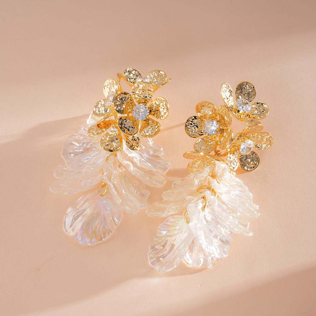 

DIGADAGU Alloy Resin Pleated Flower Tassel Dangle Earrings New Simple Luxury Earrings Women Party Zircon Accessories золотистий